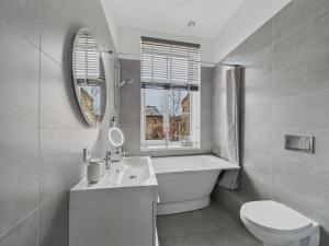 1BR Riga City Centre apartment, with bath & desk