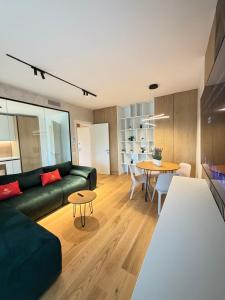 Luxury Glam Apartments near Clinics and MetroStation - parking