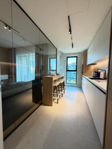 Luxury Glam Apartments near Clinics and MetroStation - parking