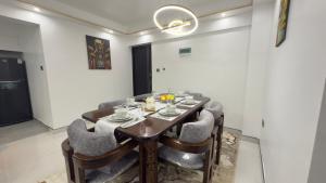 Alina Harbour is located along Kirichwa Road, off Argwings Kodhek Road, in Kilimani, Nairob