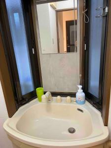 Entire house with ocean view, 2 minutes by car to Takamatsu Station and the port, 2 toilets, 2 bathrooms, 3 sinks, free parking for 2 vehicles, sea fishing allowed
