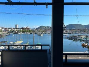 Entire house with ocean view, 2 minutes by car to Takamatsu Station and the port, 2 toilets, 2 bathrooms, 3 sinks, free parking for 2 vehicles, sea fishing allowed