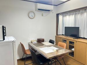 Entire house with ocean view, 2 minutes by car to Takamatsu Station and the port, 2 toilets, 2 bathrooms, 3 sinks, free parking for 2 vehicles, sea fishing allowed