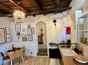 ÀBACO SUITE 2 Baths & Small Balcony in Trastevere