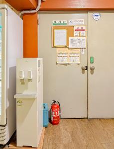 51Near Gimpo Airport, 15 minutes to Hongdae, 5-minute walk to the subway, guesthouse, shared bathroom, solo travel
