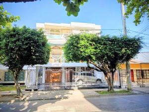 Apto Cerca Playa y Aeropuerto, Amplio con Balcón