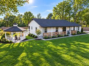Luxury 3BR Pond View Home with Gameroom