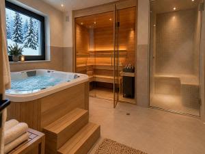 Lodge w hot tub for 8 GST