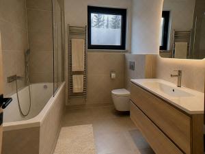 Lodge w hot tub for 8 GST