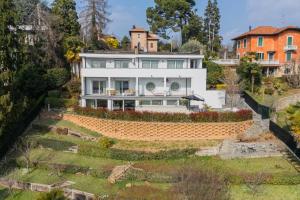 Villa Olivo with garden pool by RentComo