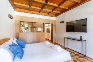 Massa Aurelia Court