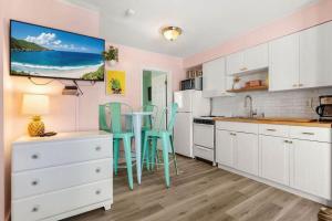 Pineapple Retreat Half Block to Beach & Boardwalk