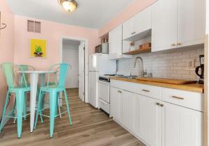 Pineapple Retreat Half Block to Beach & Boardwalk