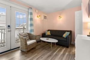 Pineapple Retreat Half Block to Beach & Boardwalk