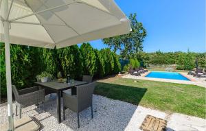 Nice Apartment In Tinjan With Private Swimming Pool, Can Be Inside Or Outside