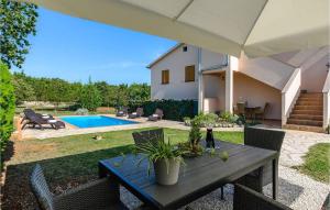 Nice Apartment In Tinjan With Private Swimming Pool, Can Be Inside Or Outside
