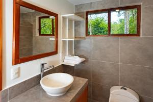 Casa de campo de lujo con 3 habitaciones en urbanización privada en la naturaleza con piscina publica con aire acondicionado y wifi en santa cruz, Galapagos