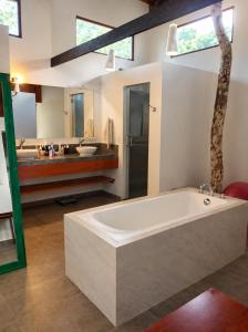 Casa de campo de lujo con 3 habitaciones en urbanización privada en la naturaleza con piscina publica con aire acondicionado y wifi en santa cruz, Galapagos