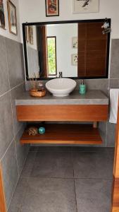 Casa de campo de lujo con 3 habitaciones en urbanización privada en la naturaleza con piscina publica con aire acondicionado y wifi en santa cruz, Galapagos