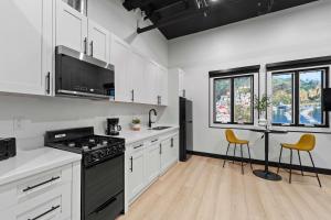 Discover Downtown Nights Near Petco Park & Dining