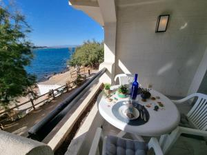 Apartamento con terraza vista al mar y piscina a 50m de la playa - HISP-236-152