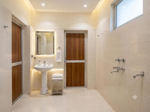 "Priyadarshi Villa" Free pickup in ac car from Jasidih Railway station or Deoghar Airport