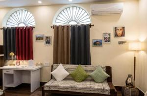 "Priyadarshi Villa" Free pickup in ac car from Jasidih Railway station or Deoghar Airport