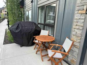 Pet-friendly Walk-Up Condo with Pool & Hot tub!
