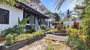 Jungle Edie Budget Hostel Air-Conditioned & Hot Shower "Book your jungle trekking tour with us"