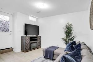 Stylish Modern 2-bedroom Basement Suite