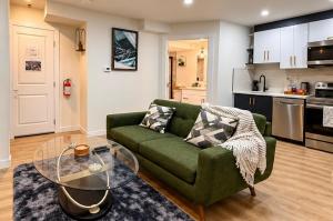Private Suite- 2 King Beds, Free Parking, 1 hour to Banff