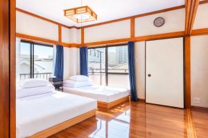 -Hirai- 10 minutes walk from Hirai Station Direct service to Shinjuku and Akihabara 平井戸建
