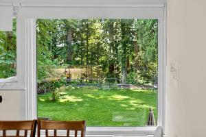 Bright and Spacious Upper Level House, Great Area