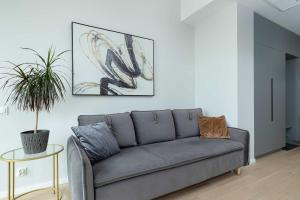 Comfortable Apartment in Hanza Tower with Parking and Air-Conditioning by Noclegi Renters