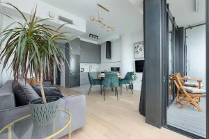 Comfortable Apartment in Hanza Tower with Parking and Air-Conditioning by Noclegi Renters