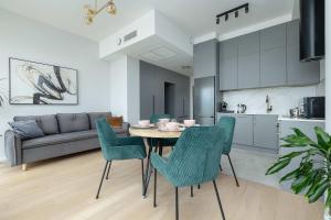Comfortable Apartment in Hanza Tower with Parking and Air-Conditioning by Noclegi Renters