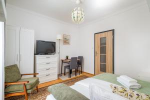 Plac Zbawiciela Chic Apartment by BookingHost