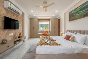 ELIVAAS Signature Aura Sky Urban 3 BHK Apartment With Hill View, Private Terrace Sit-Out, Bar Corner & Shared Gym