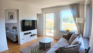 Modern Apt with Workspace, Balcony near City