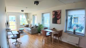 Modern Apt with Workspace, Balcony near City