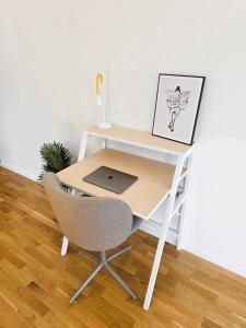 Modern Apt with Workspace, Balcony near City