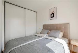Modern Apt with Workspace, Balcony near City