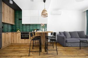 Comfortable Apartment with Workspace and Parking by Noclegi Renters
