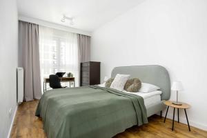 Comfortable Apartment with Workspace and Parking by Noclegi Renters