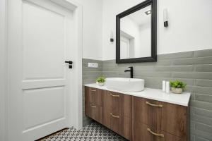 Comfortable Apartment with Workspace and Parking by Noclegi Renters
