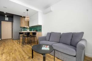 Comfortable Apartment with Workspace and Parking by Noclegi Renters