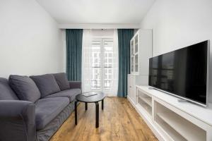 Comfortable Apartment with Workspace and Parking by Noclegi Renters