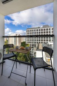 Comfortable Apartment with Workspace and Parking by Noclegi Renters