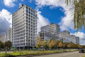 Comfortable Apartment with Workspace and Parking by Noclegi Renters