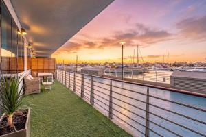Palm Home next to Nakheel Mall with Private Beach